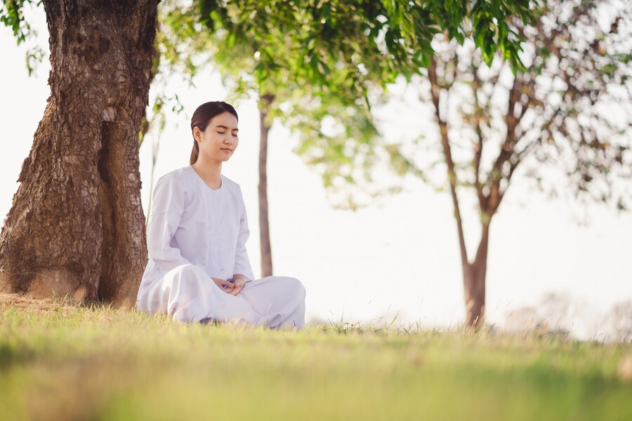 Young lady in white doing mindfulness training, mindfulness exercise, mindfulness malaysia - Practising mindfulness - Poh Ern Si Blog