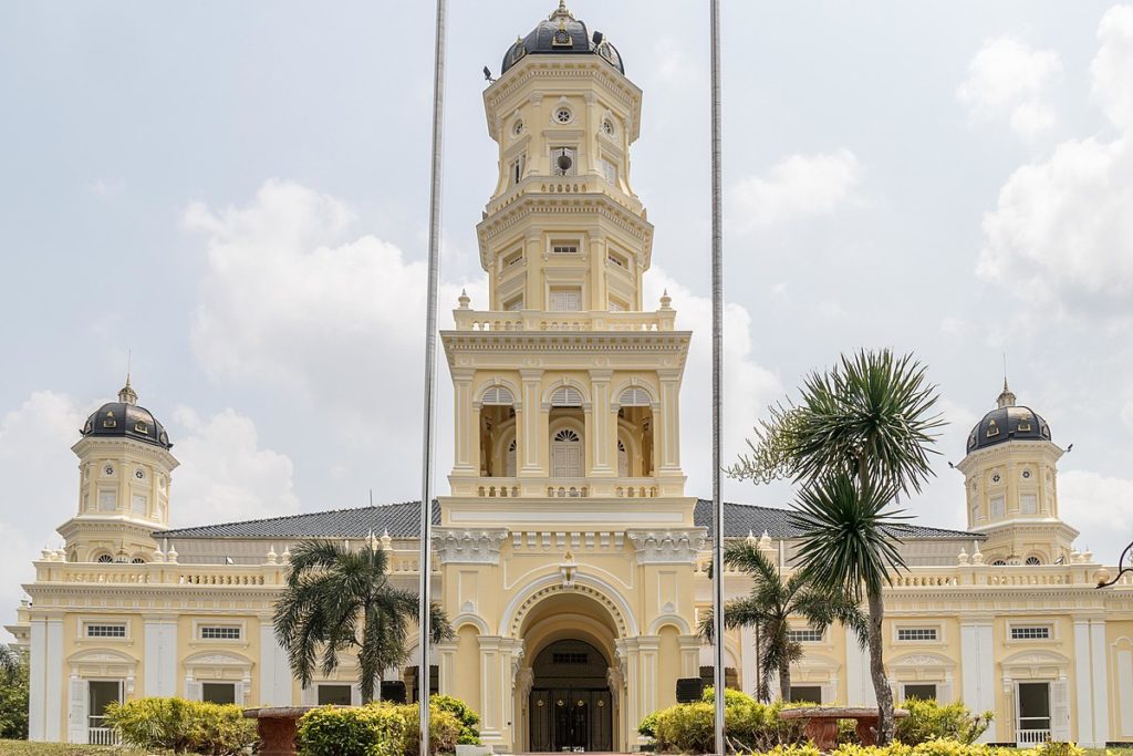 Sultan Abu Bakar State Mosque - Reasons to Visit Johor Bahru from Kuala Lumpur by Flights - pohernsi.com